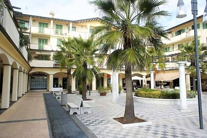 Appartamento trilocale in affitto in Via San Leonardo, Marina di Massa Centro, Massa