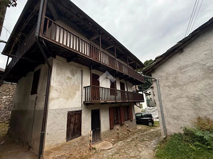Casa con 6 locali in vendita in Frazione Chiabergie, Viu