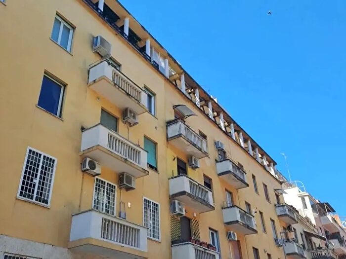 Appartamento quadrilocale in affitto in Via Annone, Roma
