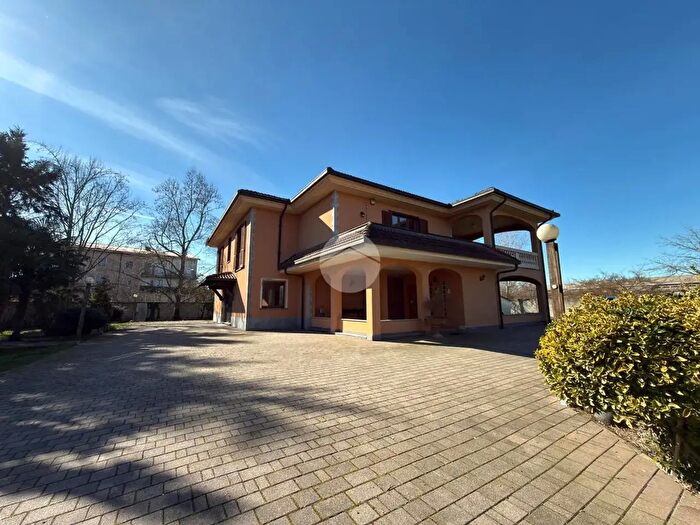 Casa con 7 locali in vendita in Via Quarana, Desana