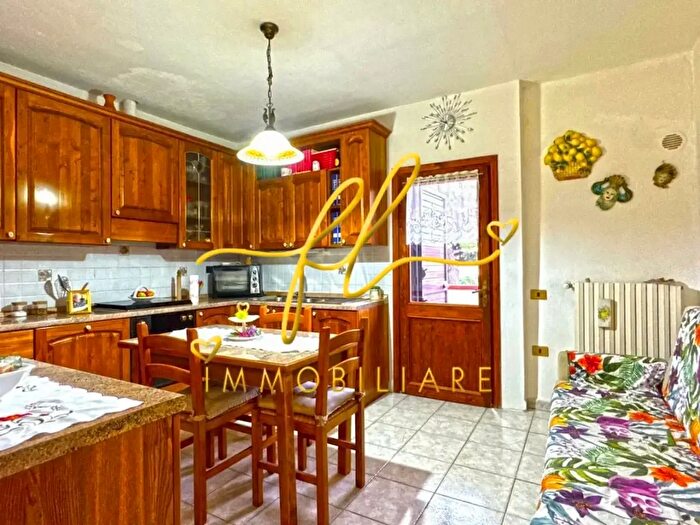 Casa con 8 locali in vendita in Cecina