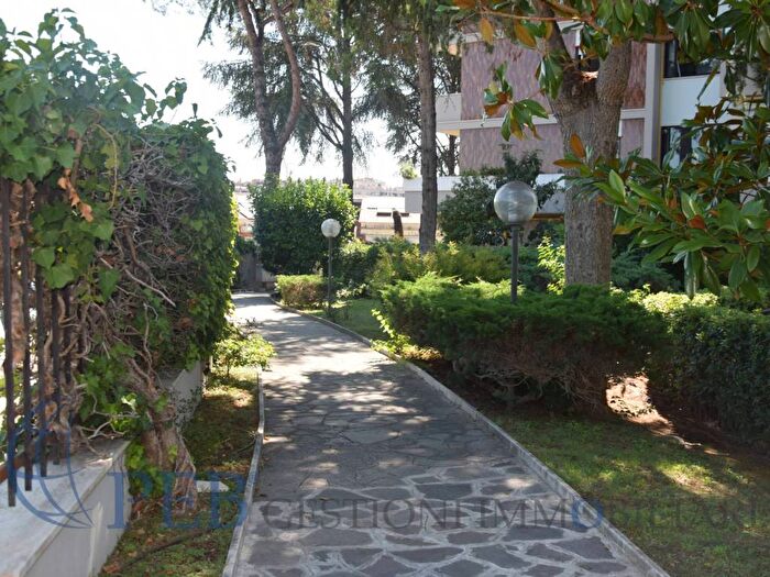 Appartamento trilocale in affitto in Via Mar della Cina, Torrino, Roma