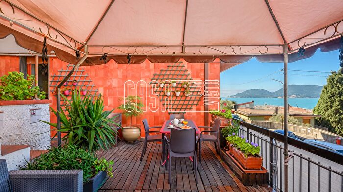 Appartamento trilocale in vendita in Via della Repubblica, Lerici