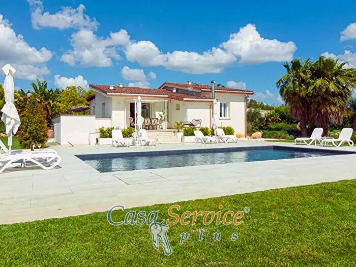 Casa con 10 locali in vendita in Via Ischera, Casarano