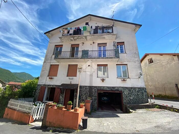 Appartamento trilocale in vendita in Località Cà, Montoggio