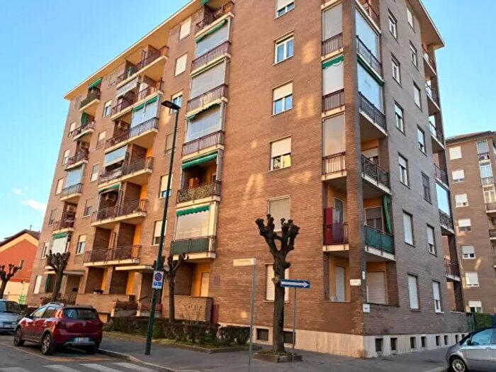 Appartamento trilocale in vendita in Via Pomaretto, Torino