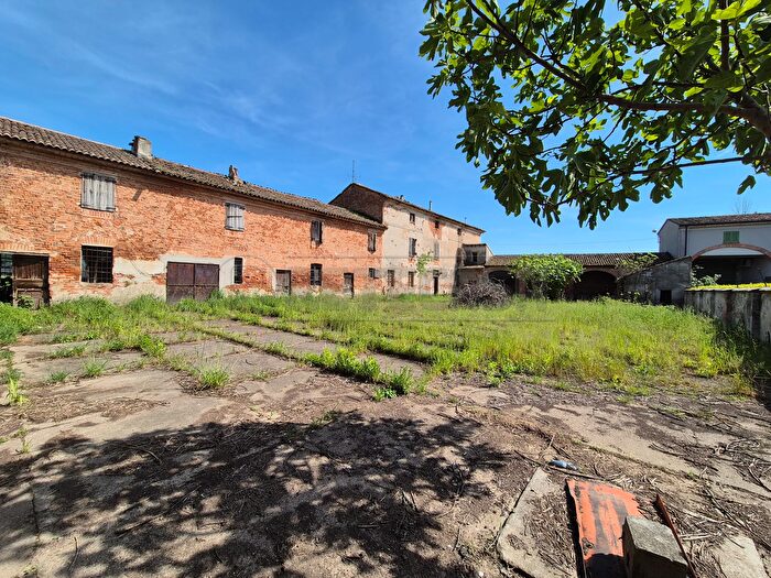 Casa con 16 locali in vendita in Località Menabue, Gabbioneta Binanuova