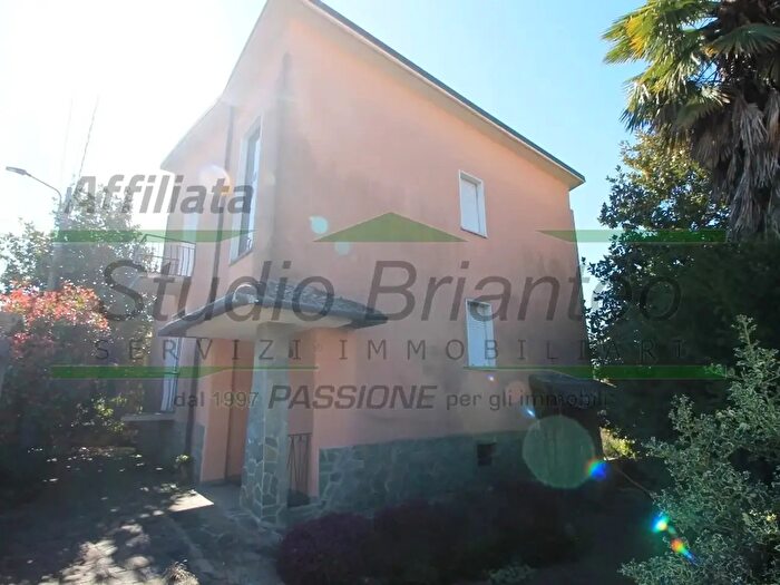 Appartamento trilocale in vendita in Via Genova, Carate Brianza