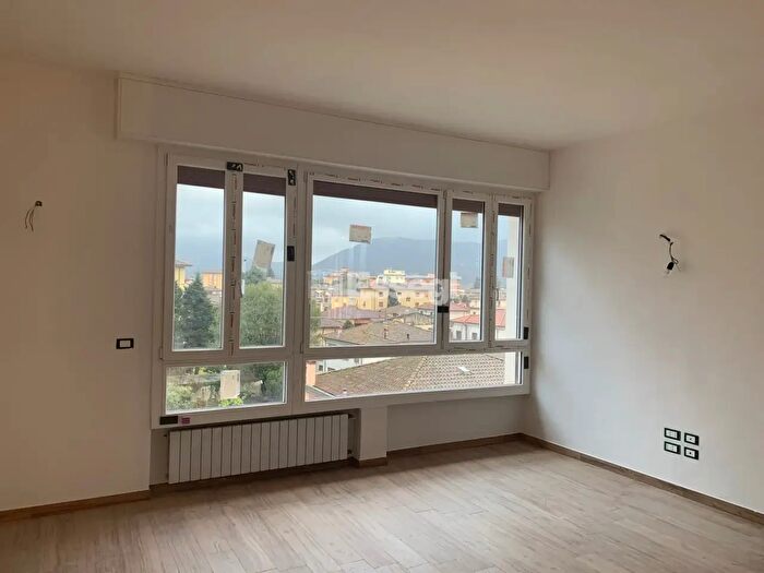 Appartamento con 5 locali in affitto in Via Enrico Pea, Lucca