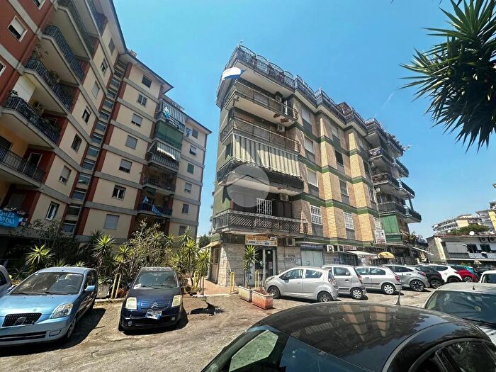Appartamento trilocale in vendita in Via Consalvo, Napoli