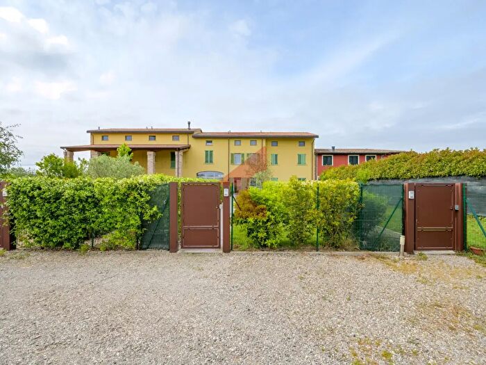 Casa con 6 locali in vendita in Strada Angelica, Parma