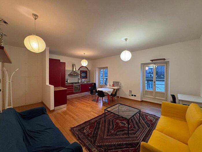 Appartamento trilocale in affitto in Via San Gregorio, Centrale, Milano