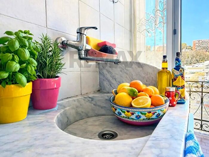 Appartamento con 5 locali in vendita in Via Rolla, Genova