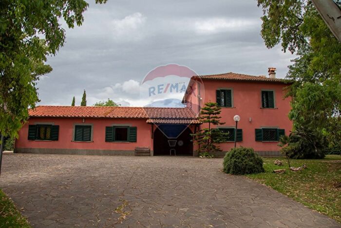 Casa con 9 locali in vendita in Via Pratica di Mare, Ardea