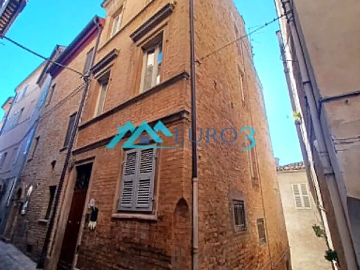 Casa con 7 locali in vendita in Offida