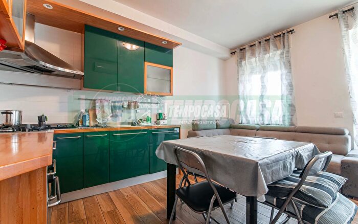 Appartamento trilocale in vendita in Via Ugo Foscolo, Turate