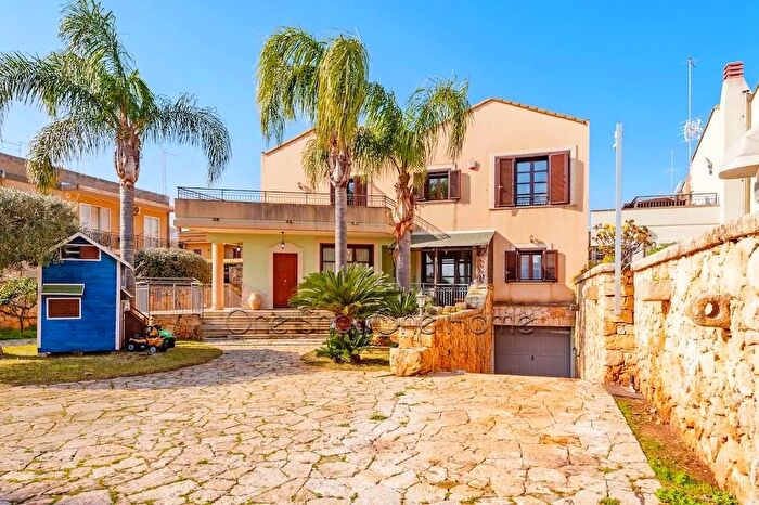 Casa con 8 locali in vendita in Via Avola, Siracusa