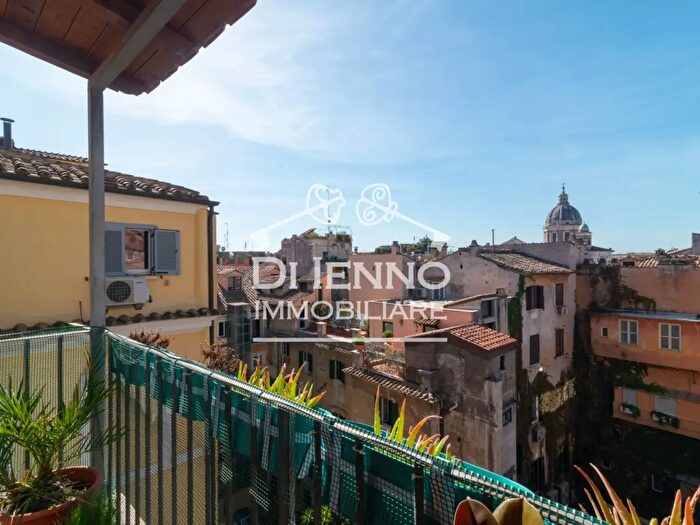 Appartamento quadrilocale in vendita in Via della Croce, Roma