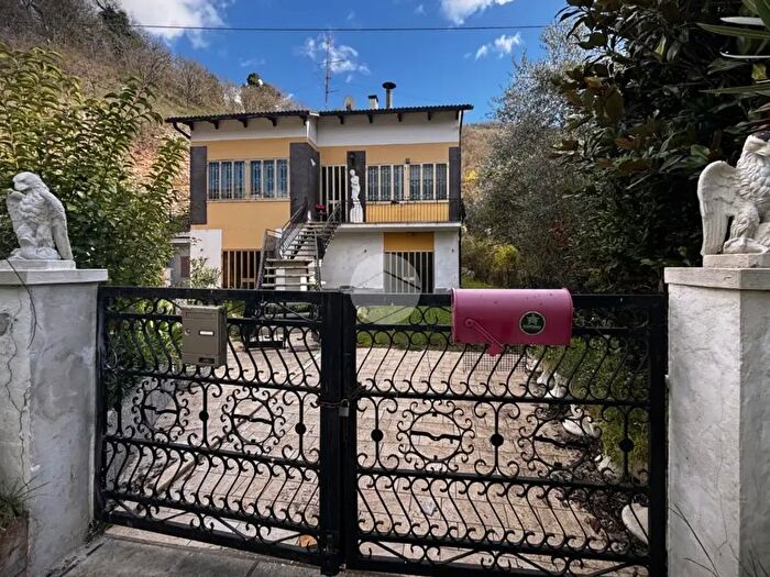 Casa quadrilocale in vendita in Via SantAntonio, Fossombrone