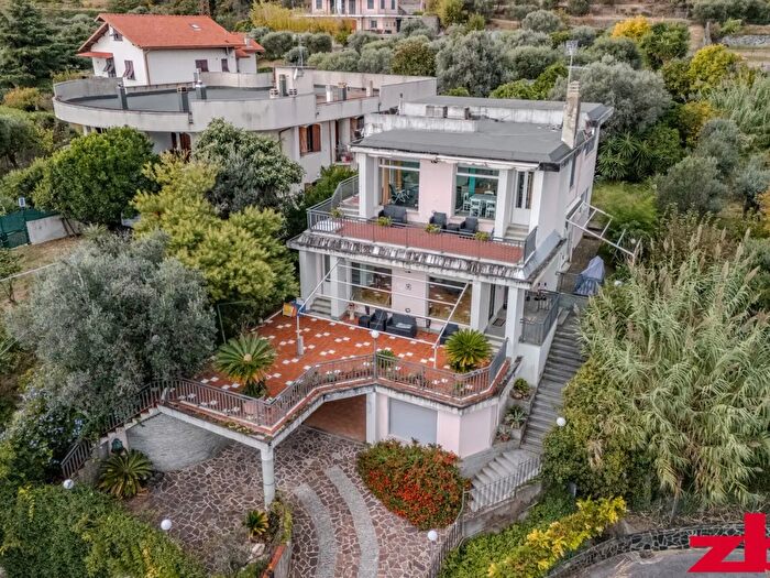 Casa con 10 locali in vendita in Via Nuova Castagnabuona, Varazze