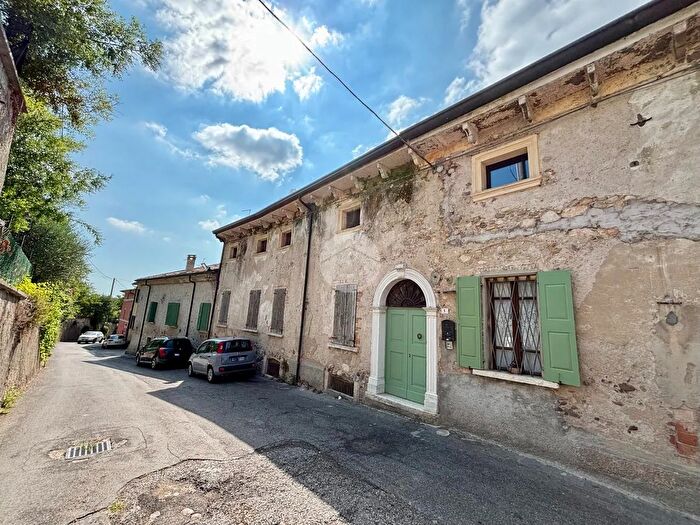 Casa con 9 locali in vendita in Via Cavour, Monzambano