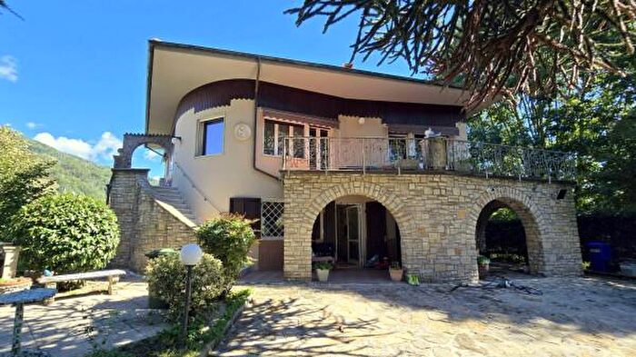 Casa con 6 locali in vendita in Via Giacomo Puccini, Bagni Di Lucca