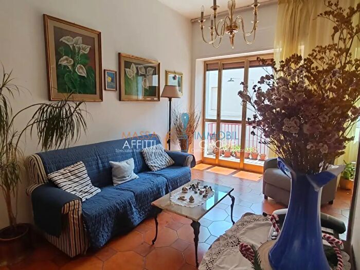 Appartamento con 5 locali in vendita in Viale Eugenio Chiesa, Massa