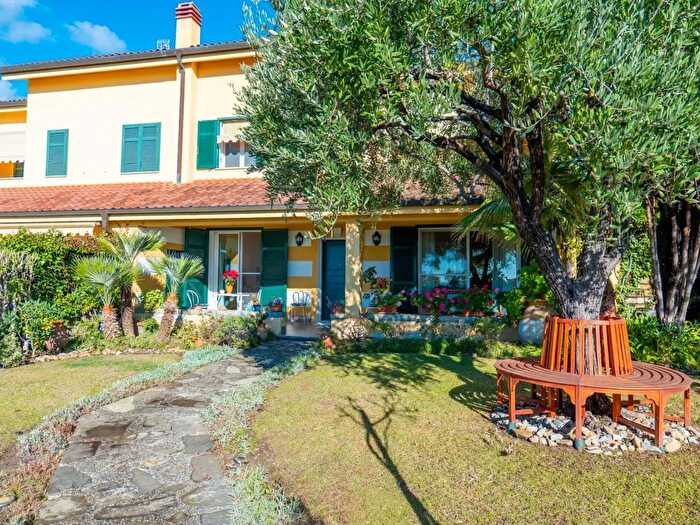 Casa con 7 locali in vendita in Strada Privata delle Rose, Sanremo