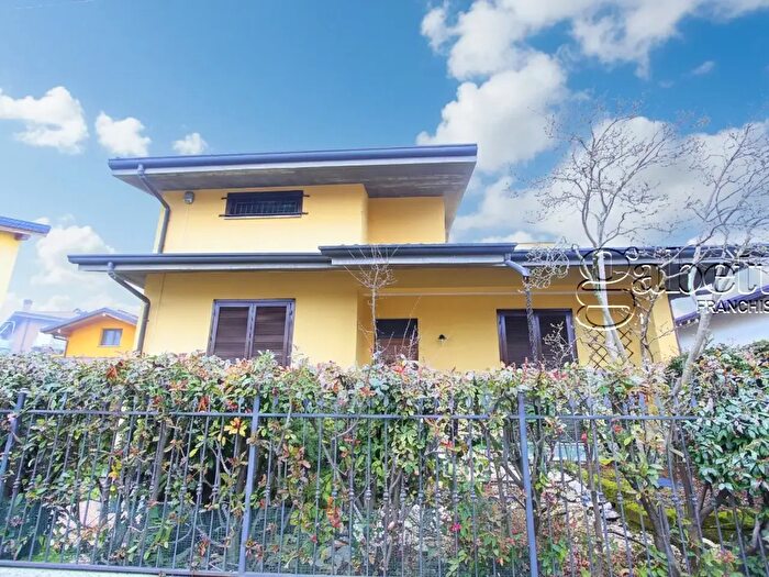 Casa con 5 locali in vendita in Via Pirandello, Nerviano