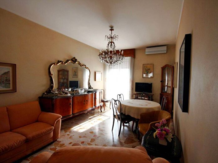 Appartamento trilocale in vendita in Piazza Geremia Bonomelli, Lodi Brenta, Milano