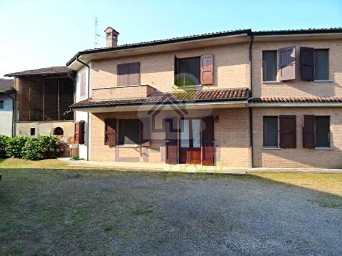 Casa con 6 locali in vendita in Via Roma Castelnuovo Bocca d Adda, Castelnuovo Bocca DAdda