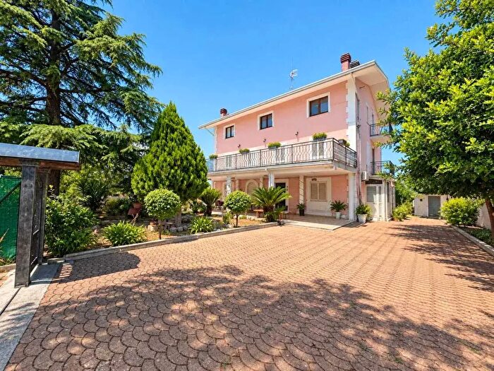 Casa con 16 locali in vendita in Contrada Brecciarola, Orsogna