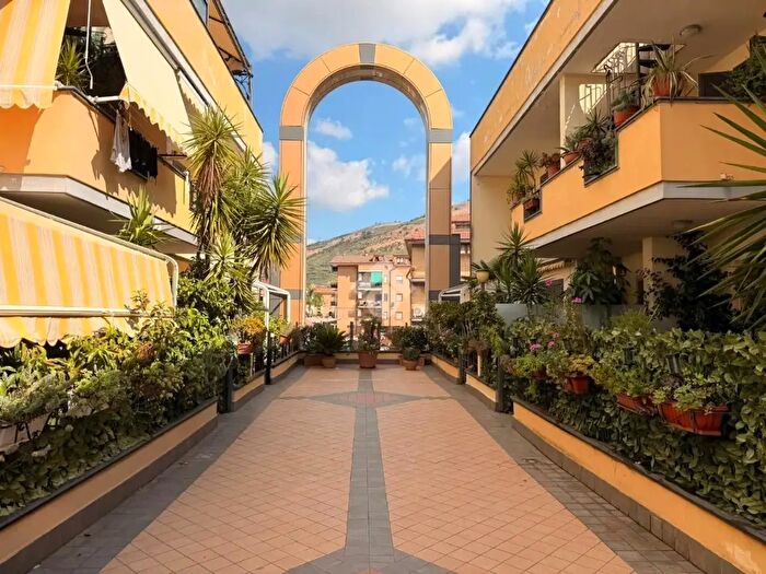 Appartamento quadrilocale in vendita in Via Giulio Cesare, Santa Maria A Vico