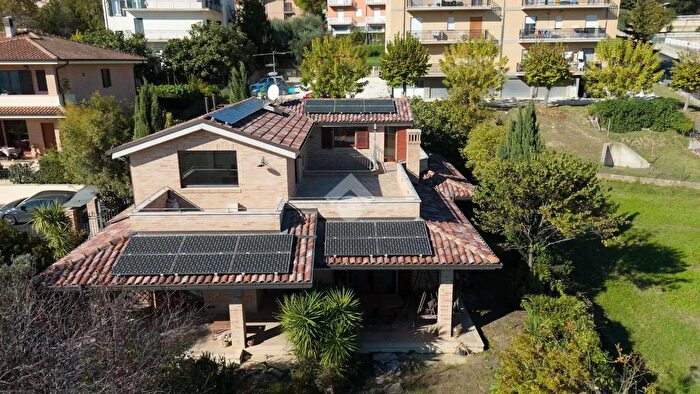 Casa con 15 locali in vendita in Via Spontini, Montegiorgio