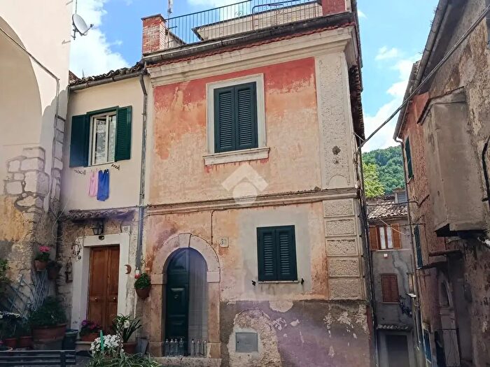 Appartamento trilocale in vendita in Via San Benedetto, Guarcino