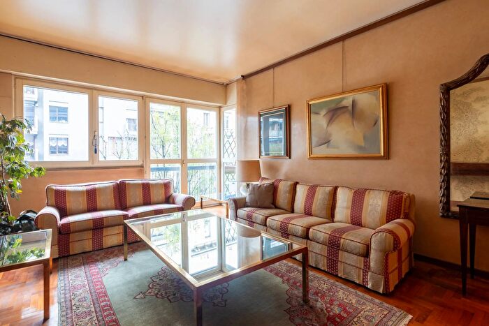 Appartamento trilocale in vendita in Via Giovanni da Procida, Milano