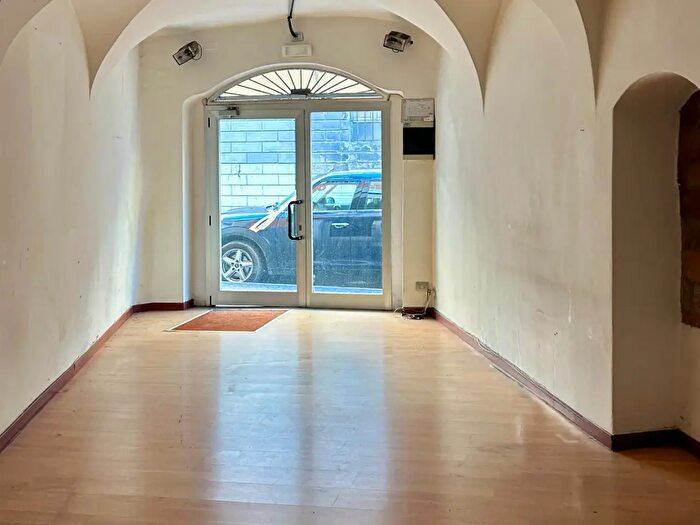 Casa con 11 locali in vendita in Via Garibaldi, Salo'