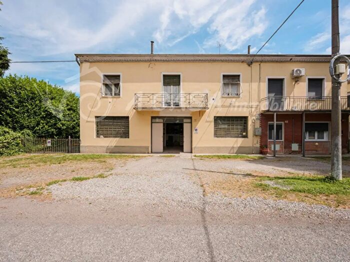 Casa con 5 locali in vendita in Strada Villa, Roccabianca