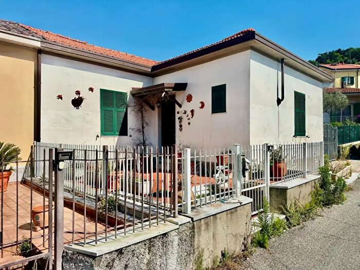 Casa con 5 locali in vendita in Carrara