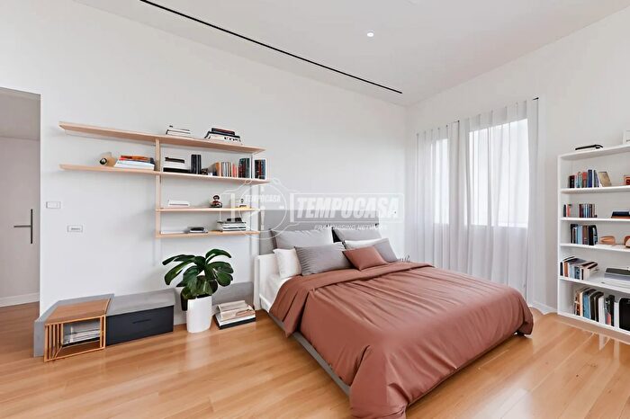 Appartamento trilocale in vendita in Via Emilio Morosini, Milano