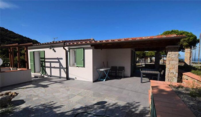 Casa trilocale in vendita in Marciana