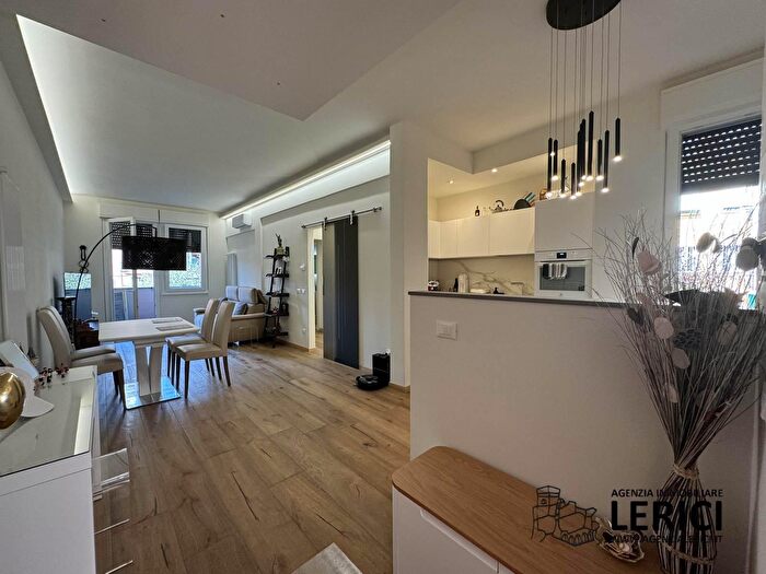 Appartamento con 6 locali in vendita in Via della Repubblica, Lerici