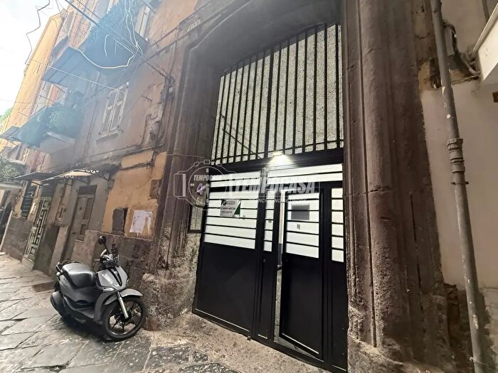 Appartamento trilocale in vendita in Via San Agostino alla Zecca, Napoli