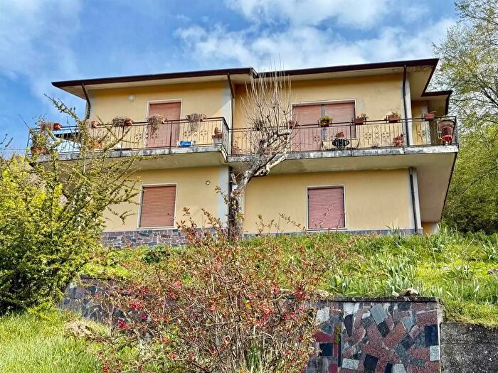 Casa con 9 locali in vendita in Podenzana