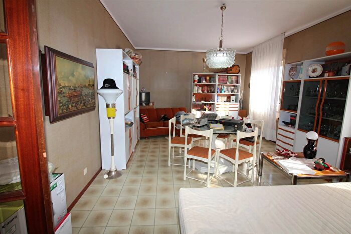 Appartamento con 6 locali in vendita in Largo Aldo Moro Carlentini, Carlentini