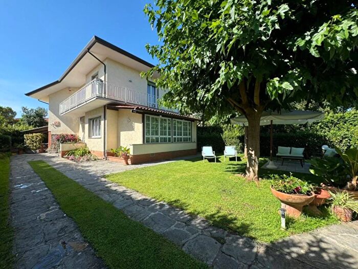 Casa con 6 locali in affitto in Via Duca degli Abruzzi, Centro, Forte dei Marmi