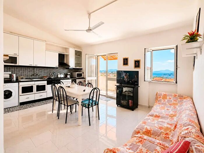 Appartamento quadrilocale in vendita in Via Cala Chiesa, La Maddalena