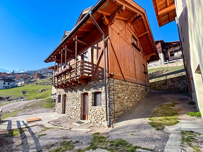 Casa con 8 locali in vendita in Piazzola Località Crespion, Rabbi