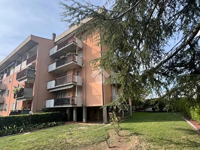 Appartamento trilocale in vendita in Via Astico, Verona