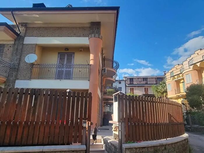 Casa con 10 locali in vendita in Via Maria Scarano, Quadrelle